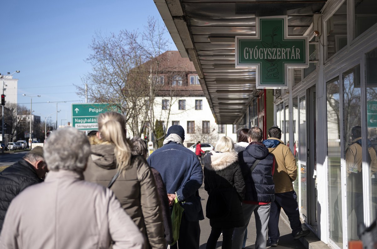 Magyarországon is megszokott látvány lett a kígyózó sor •  Fotó: MTI/Balázs Attila