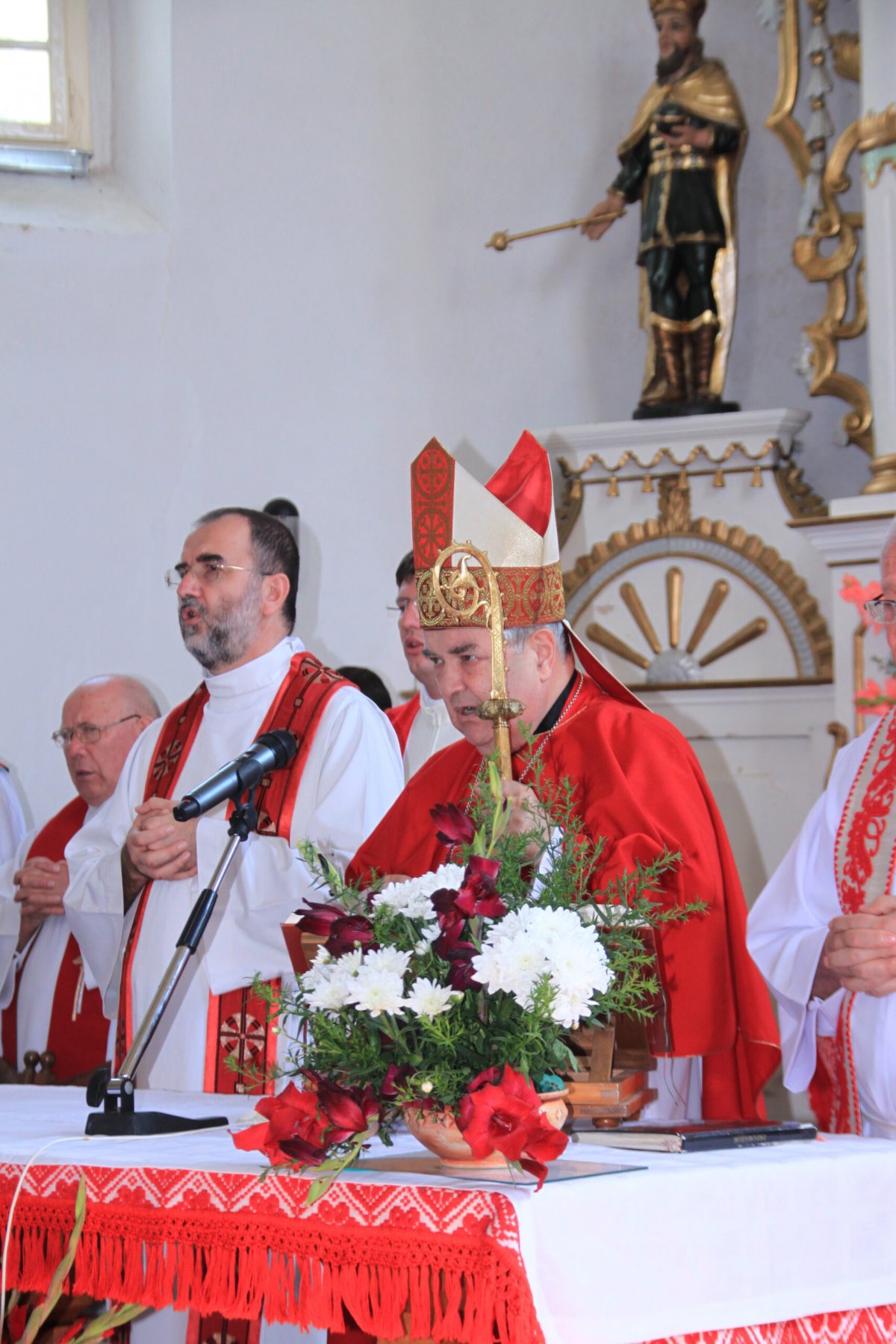 Jakubinyi György nyugalmazott érsek, és utódja, Kovács Gergely új főpásztor &bullet;  Fotó: Erdelyalbum.hu