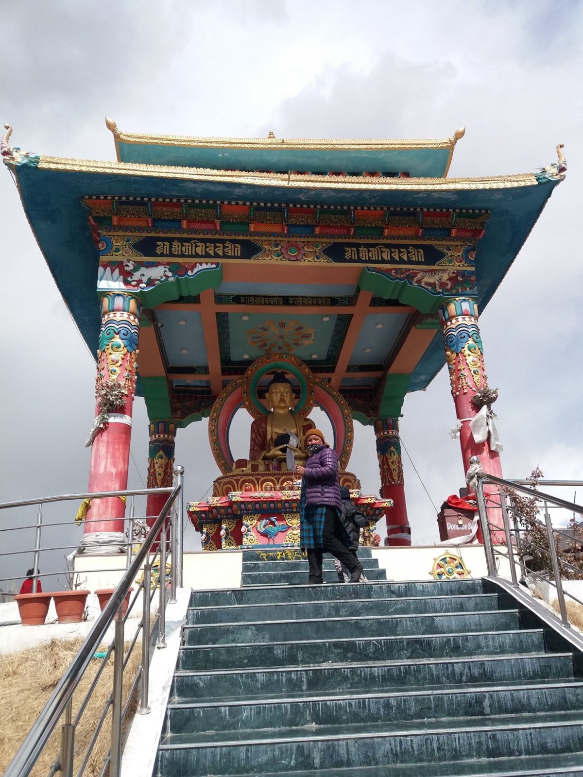 Buddha-szobor és helyi buddhista hivő Lehben •  Fotó: Facebook/The Kőrösi Project - From Transylvania to Ladakh