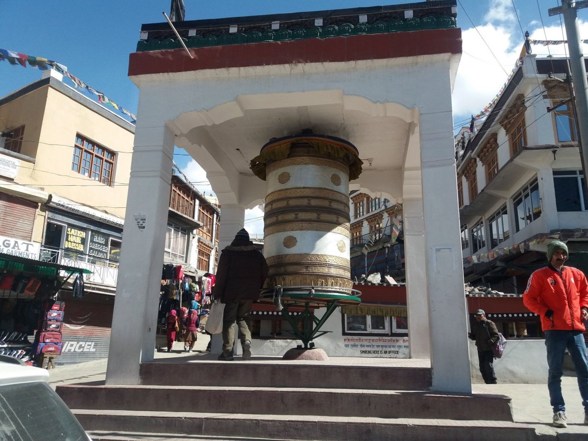 Imamalmot forgató férfi Ladak fővárosának központjában •  Fotó: Facebook/The Kőrösi Project - From Transylvania to Ladakh