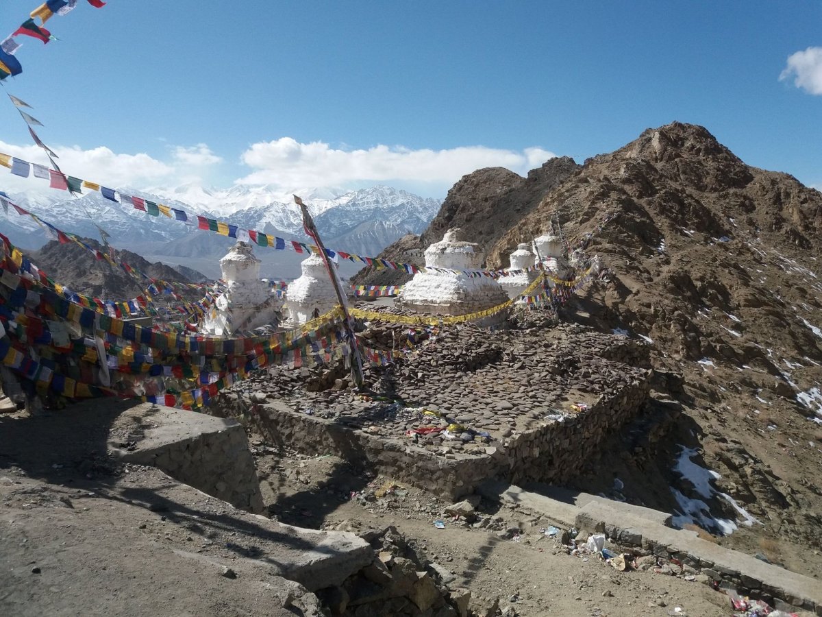 Buddhista sztupák és a háttérben fehérlő Himalája Ladakban • Fotó: Facebook/The Kőrösi Project - From Transylvania to Ladakh
