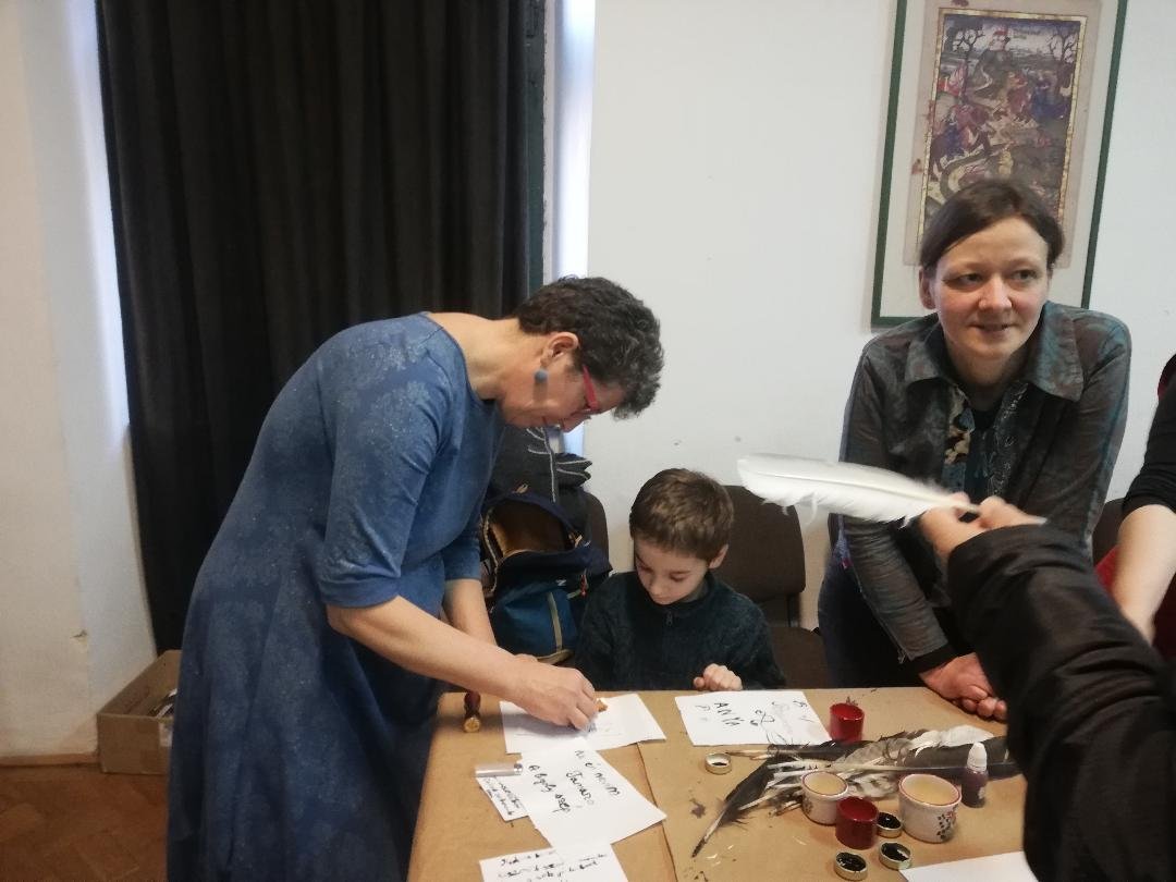 Macalik Kunigunda (balra) a  viaszpecsét használatát ismertette •  Fotó: Bede Laura