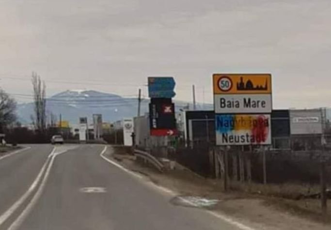 Kék-sárga-piros festékkel mázolták le Nagybánya magyar helységnévtábláit •  Fotó: Facebook/Apjok Norbert