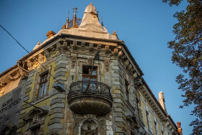 Ráfér a felújítás. A tulajdonjogért folyó hercehurca idején leromlott az egykor impozáns épület állapota •  Fotó: Oradeaheritage.ro