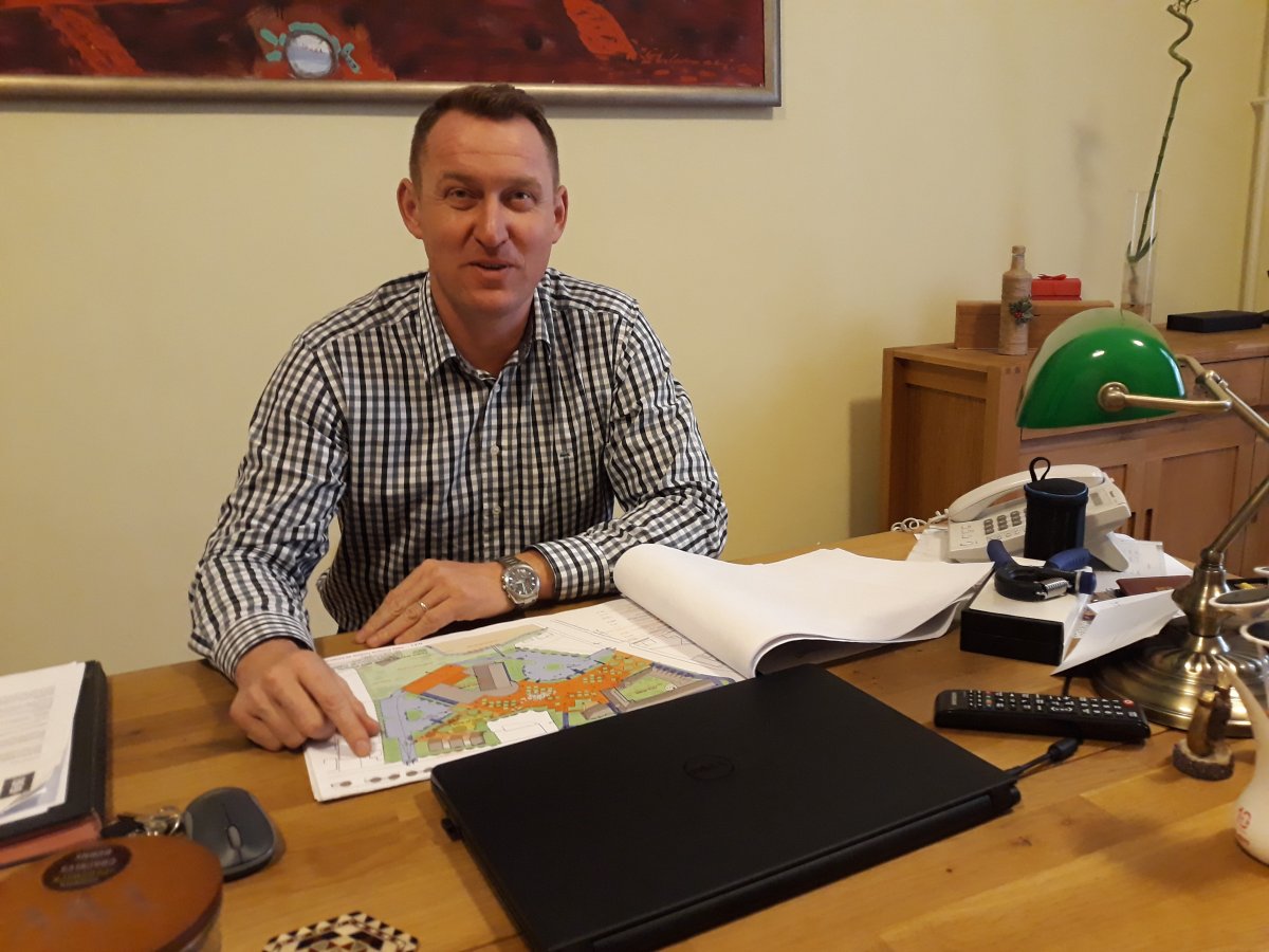 Fülöp László szerint nemcsak központja, hanem egy kisebb főtere is lesz Szovátának •  Fotó: Szucher Ervin