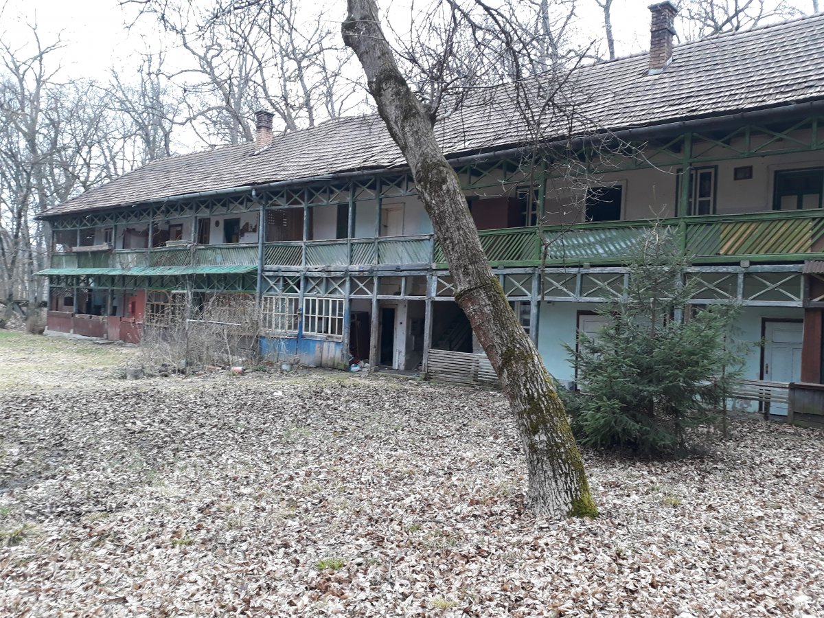 Bontásra ítélve. A fejlesztés áldozata az önkormányzat tulajdonában lévő, romosodó Bercsényi-villa •  Fotó: Szucher Ervin