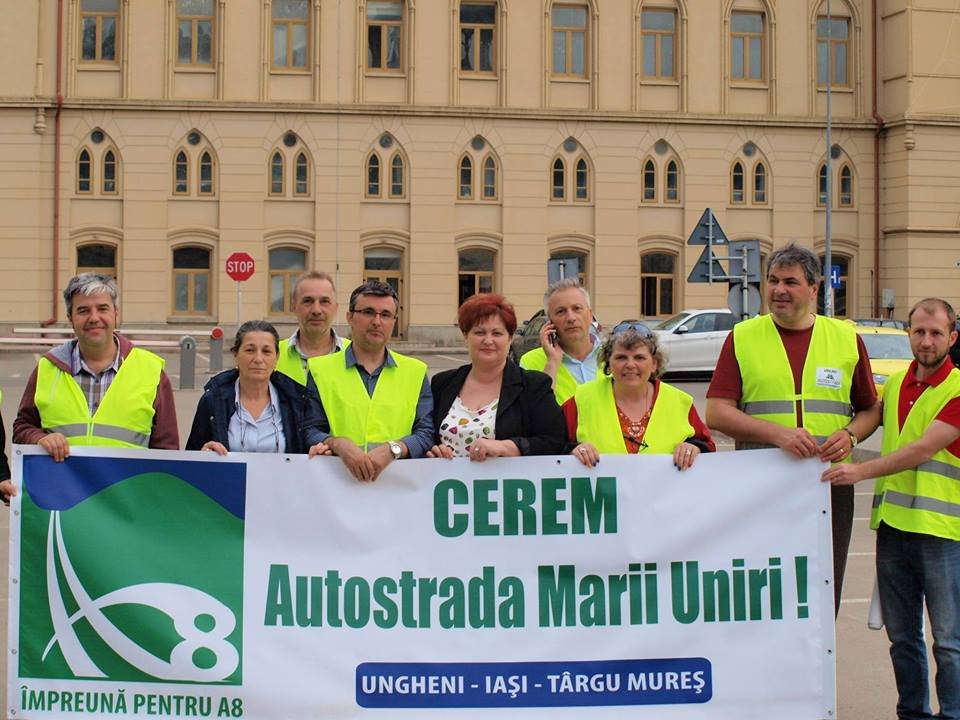 A moldvaiak több ízben tüntettek amiatt, hogy a keleti országrészben eddig egyetlen méternyi autópálya sem épült •  Fotó: Facebook/Catalin Urtoi