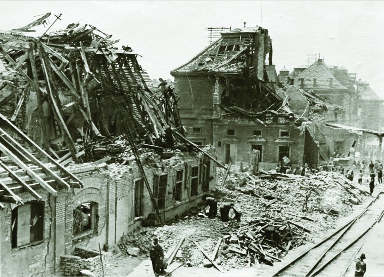 Rögzíteni a történelem emberi mélységeit – Papp Annamária Megsebzett Kolozsvár című kötetéről