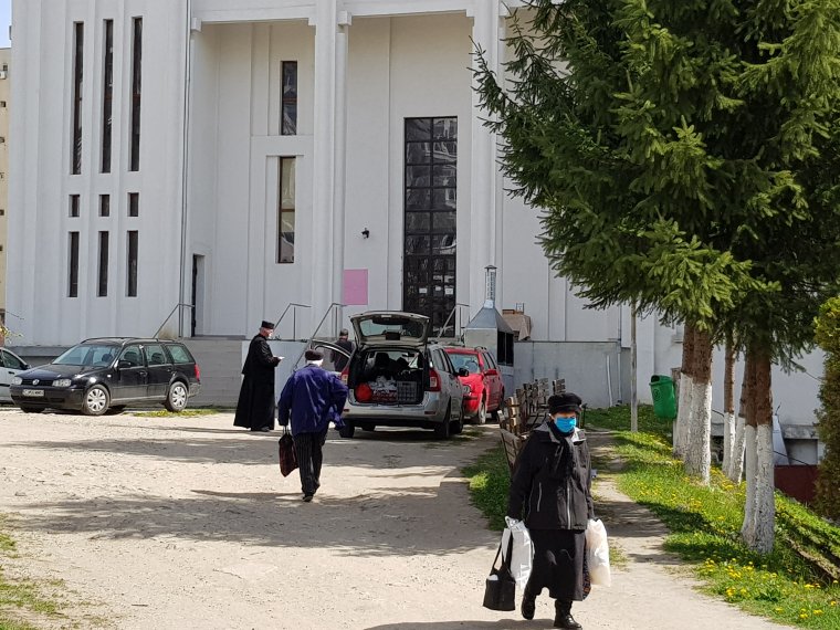 Kézről kézre jár az ortodoxoknál a pászka, sokan a templomig is elmennek érte