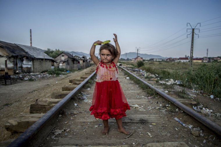 „A jó és erős képek beleégnek a retinámba” – Hajdú D. András fotográfus a nagybányai nyomortelepen készített felvételeiről