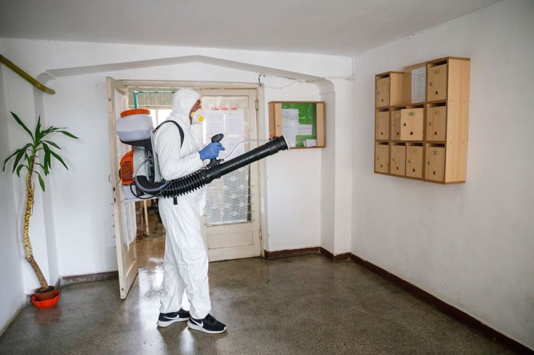 Gőzerővel fertőtlenítik a tömbházakat, de gondot jelent a bejárati kéztisztítók beszerzése