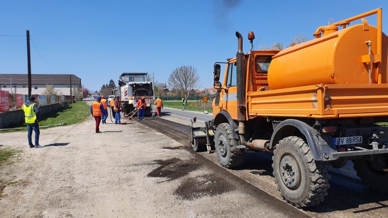Elkezdtek kátyúzni, aszfaltozni ott, ahol muszáj