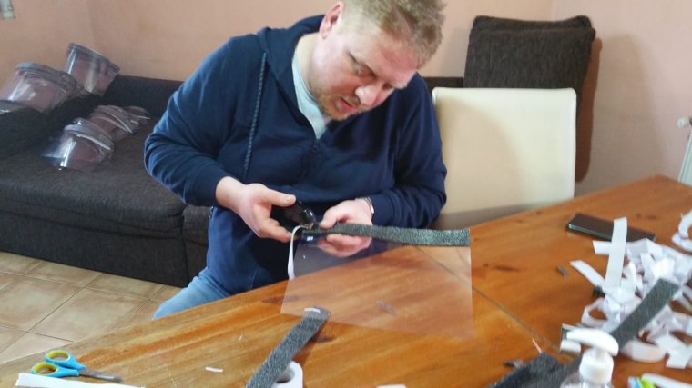 Házilag készített „víruspajzsok” adományba