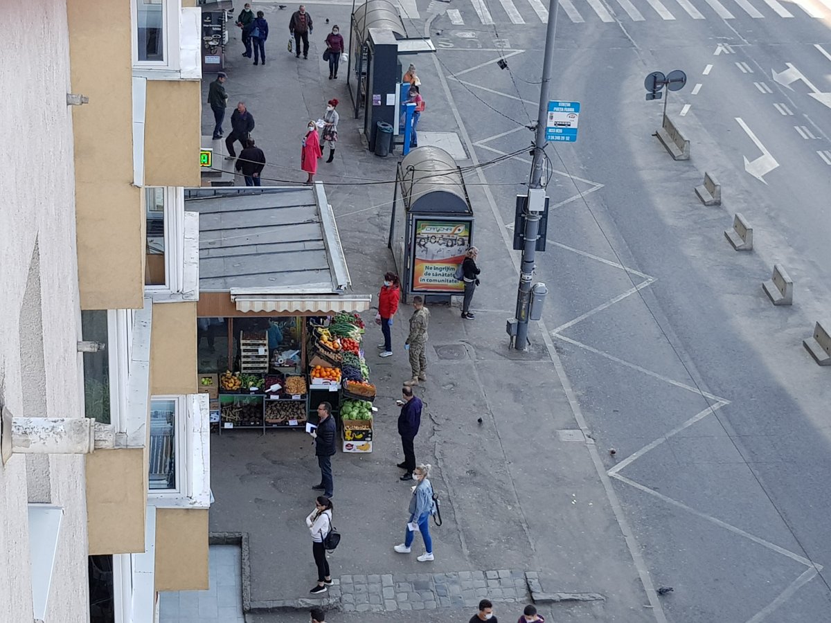 Sorban állás zöldséges, gyógyszertár és bankautomata előtt &bullet;  Fotó: Rostás Szabolcs