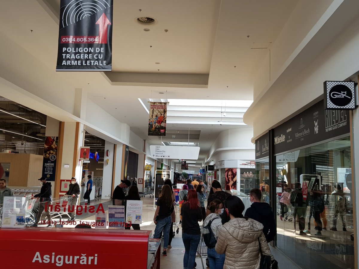 Mintegy harminc vásárló várja, hogy beengedjék a Kolozsvár egyik plázájában működő nagyáruházba &bullet;  Fotó: Rostás Szabolcs