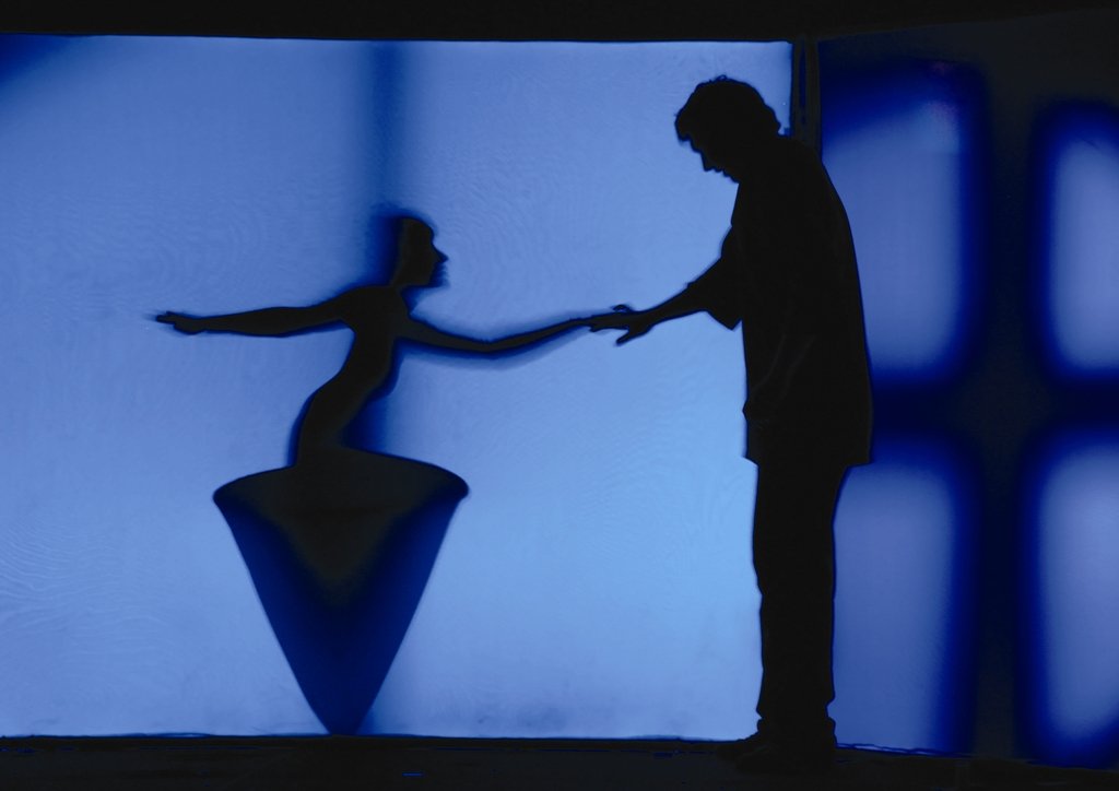 Árnyjátékokban, mozgásban gazdag, Amor omnia című előadását is vetíti online a temesvári magyar színház •  Fotó: Nagy József - Csiky Gergely Állami Magyar Színház