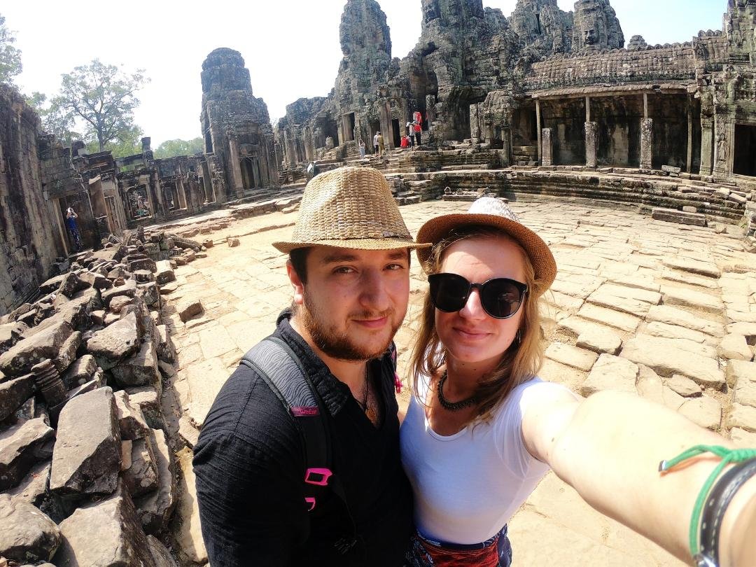 Csomor Cecíliát és párját lenyűgözték Angkor Wat romjai, a több száz éves épületekre nőtt fák és gyökerek •  Fotó: Csomor Cecília