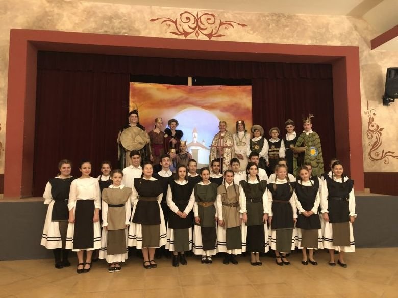 A kézdiszentléleki Apor István Általános Iskola versenyzői nagy örömmel fogadták a döntőbe jutást •  Fotó: Vajna Réka