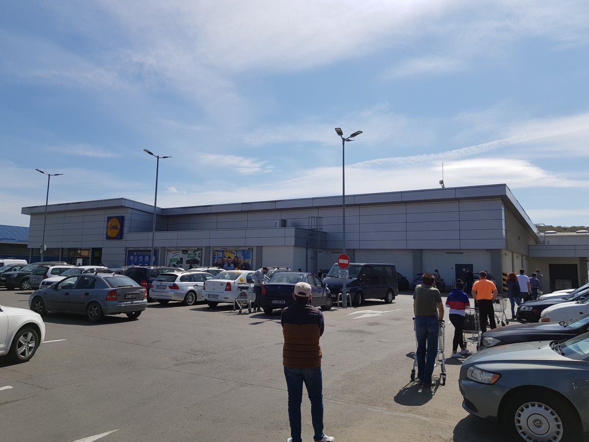 Hol a vége? Sorban állnak a vásárlók egy bevásárlóközpont előtt a kincses városban &bullet;  Fotó: Rostás Szabolcs