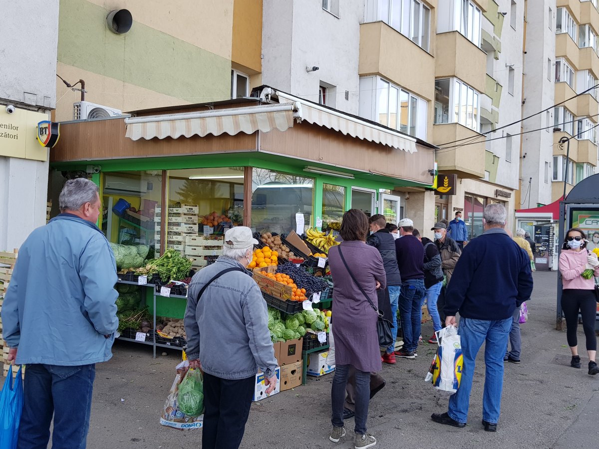 Nagy a forgalom a zöldség-gyümölcsárus előtt is &bullet;  Fotó: Rostás Szabolcs