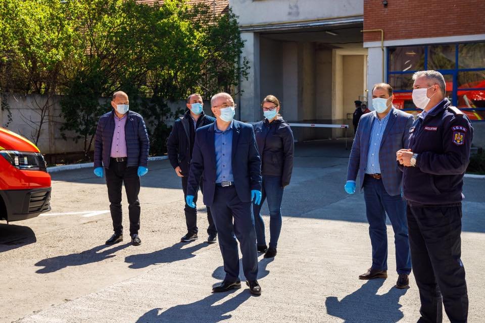 Emil Boc (középen) a szükségállapot utánra is  társadalmi távolságtartást javasol &bullet;  Fotó: Facebook/Emil Boc