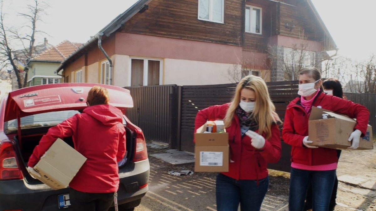 A Caritas munkatársai segítenek az élelmiszer-vásárlásban is &bullet;  Fotó: Gyulafehérvári Caritas