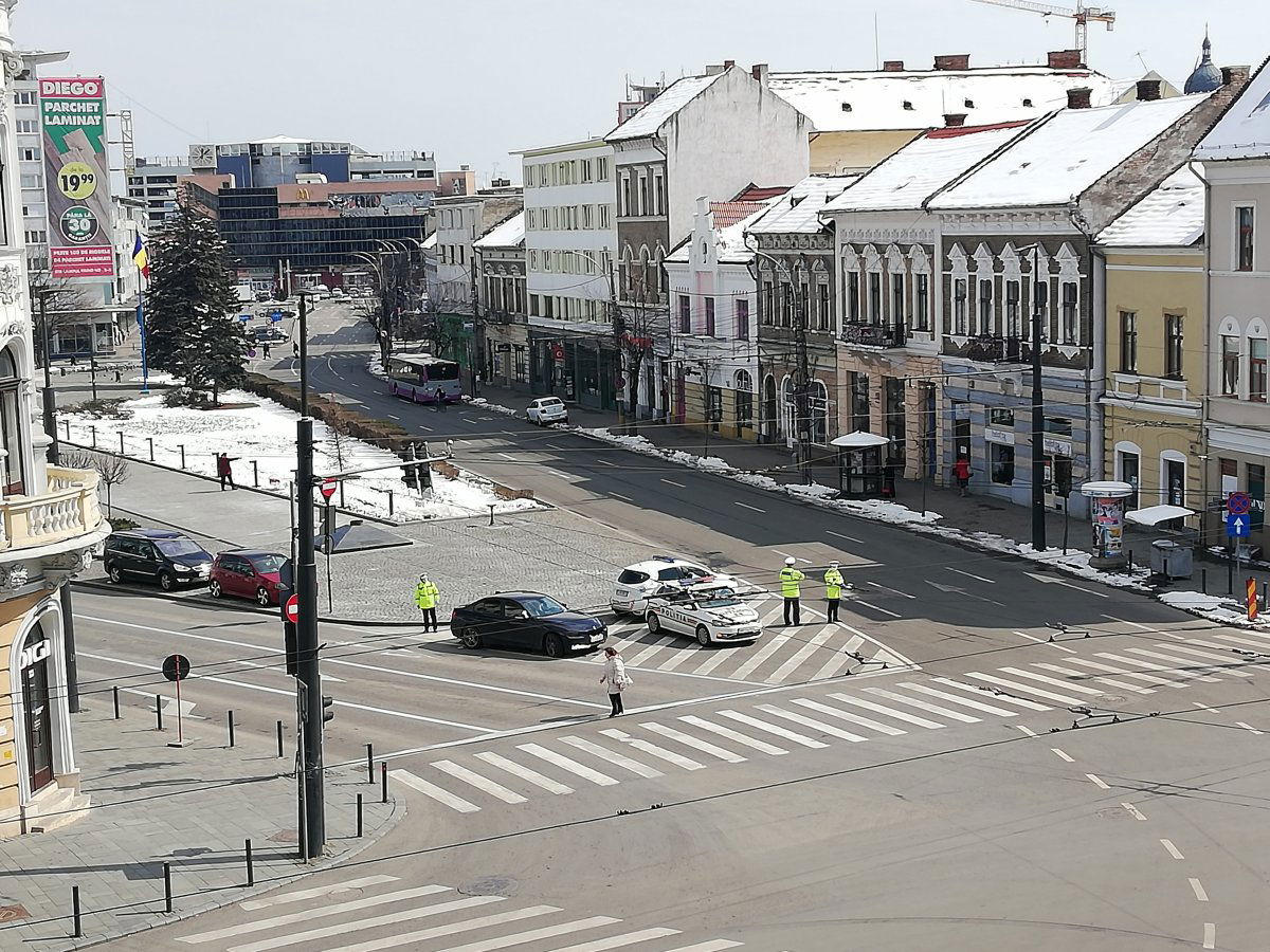 Kilátás a Krónika kolozsvári, Híd utcai szerkesztőségéből: a rendőrök már délben munkába álltak &bullet;  Fotó: Ferenczi György