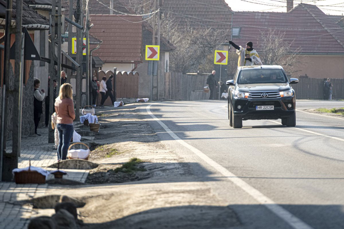 László Rezső, a csíkcsicsói Szent Antal plébánia plébánosa egy terepjáró platóján állva szenteli meg a hívek étellel teli kosaráit húsvétvasárnap &bullet;  Fotó: MTI/Veres Nándor