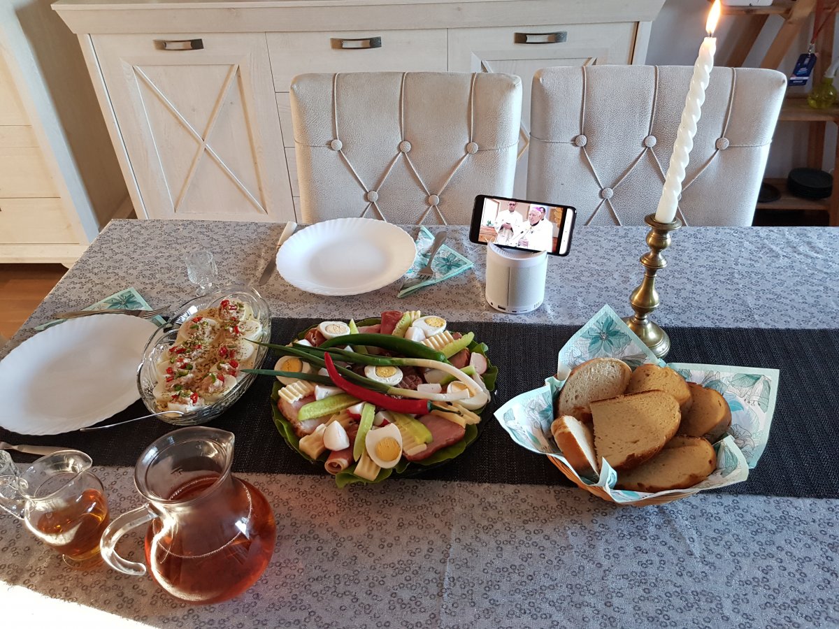 A hagyomány szerint a katolikus hívők a húsvéti sonkára, kalácsra, tojásra és a borra kérnek áldást &bullet;  Fotó: Bálint Eszter