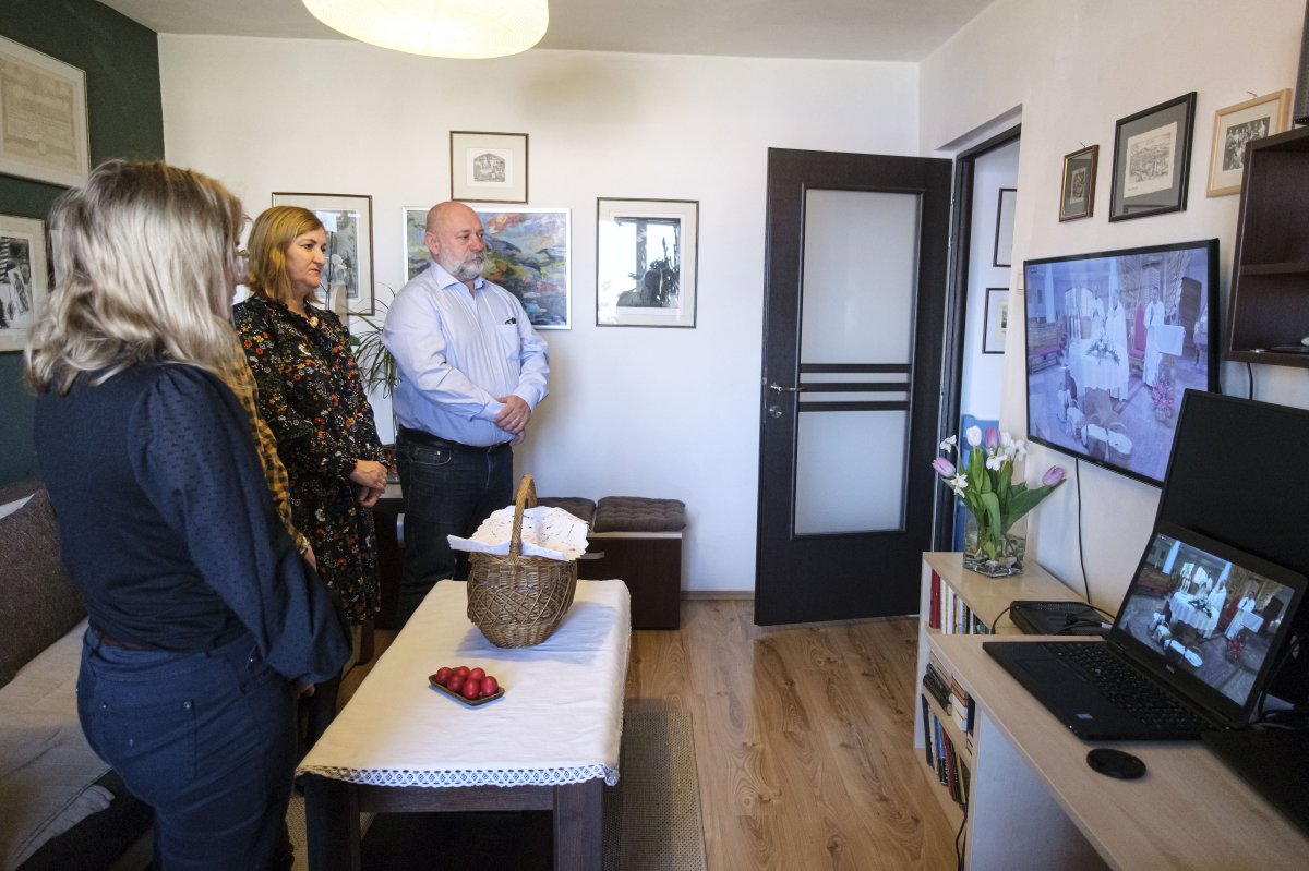 A Siklódy család csíkszeredai otthonában figyeli Tamás József segédpüspök húsvétvasárnapi ételszentelési szertartását, amit online közvetítenek a csíkszeredai Szent Kereszt plébániatemplomból &bullet;  Fotó: MTI/Veres Nándor