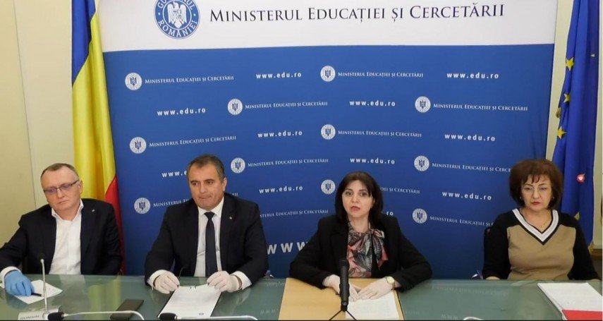 Monica Anisie (jobbról a második) szerint szóba sem jöhet a tanév befagyasztása •  Fotó: Krónika