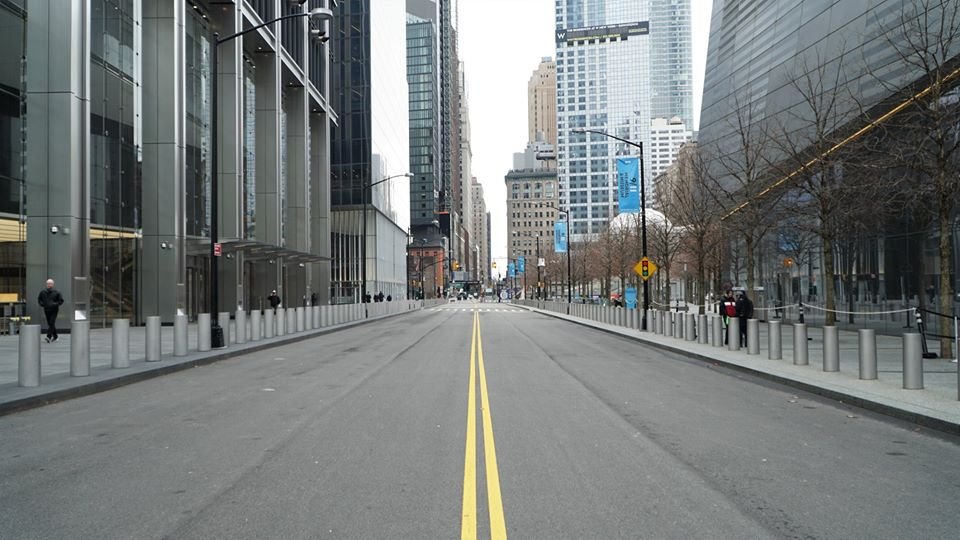 A felhőkarcolók tövében elnéptelenedtek az utcák, a városi élet zaja elcsendesedett • Fotó: Janzsó Viktor