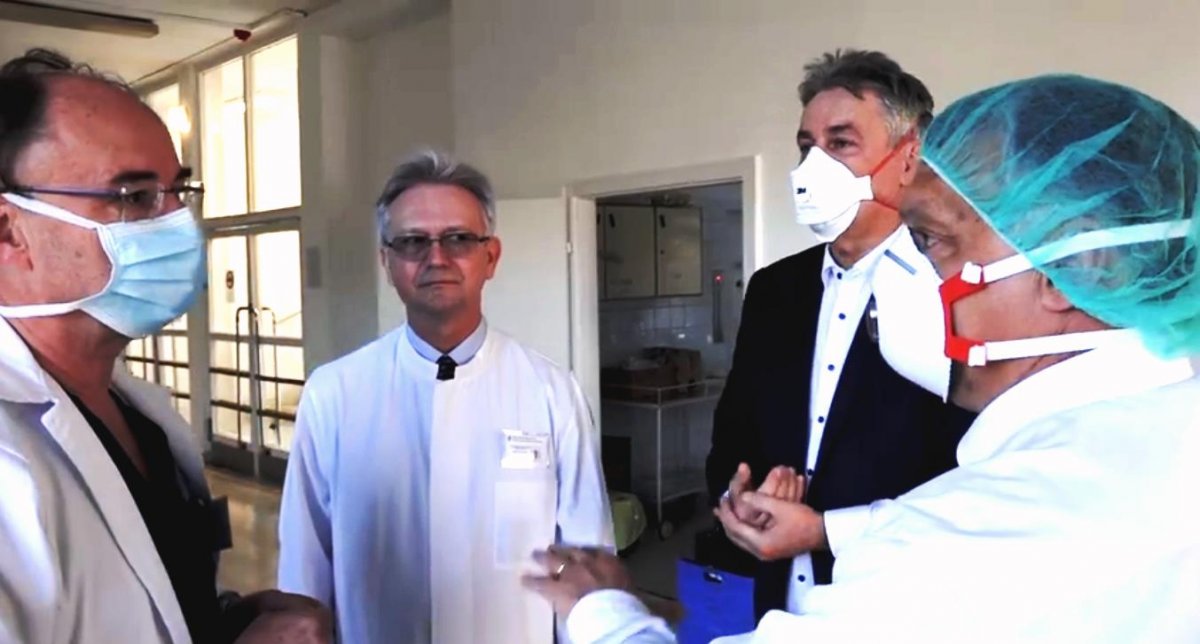 Orbán Viktor kormányfő (jobbra) a budapesti Szent Imre Kórházban • Fotó: Koronavirus.gov.hu