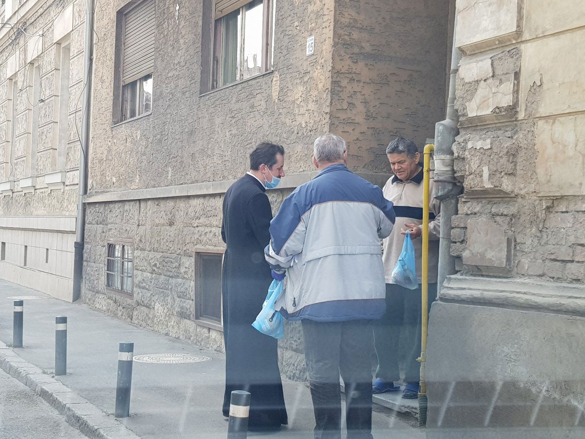 Bár csak a ház küszöbére lenne szabad letenniük, az ortodox egyház papjai és önkéntesei a hívek kezébe adják az ünnepi csomagot &bullet;  Fotó: Rostás Szabolcs