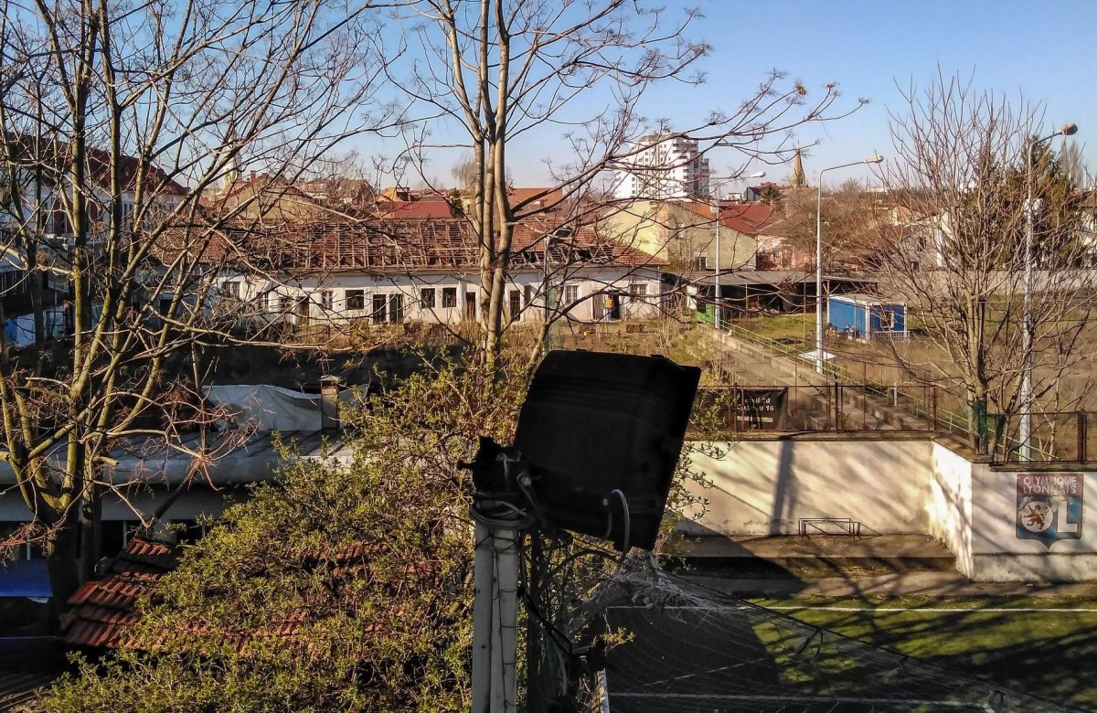 Zavarosban halászik az önkormányzat. Az egykori premontrei kertbe épített sportpályán már elkezdődött a főépület bontása &bullet;  Fotó: Facebook/Váradhegyfoki Premontrei Prépostság