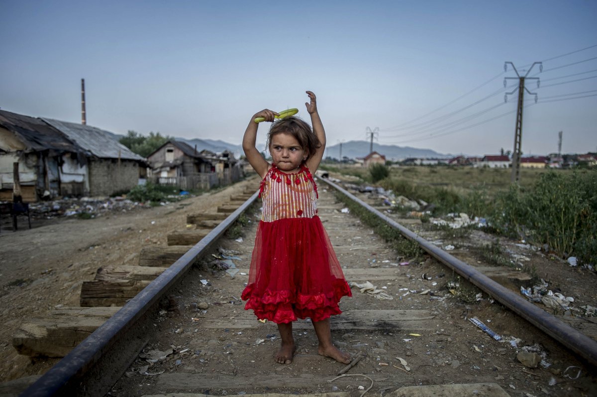 A díjnyertes sorozat részét képező A piros ruhás lány című fotó 2012-ben készült Nagybányán •  Fotó: Hajdú D. András