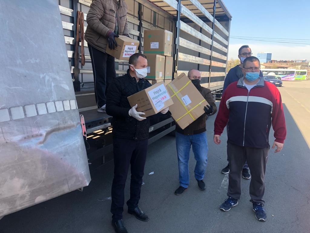 Szilágy megyei egészségügyi intézményeknek is jutott a szállítmányból &bullet;  Fotó: RMDSZ