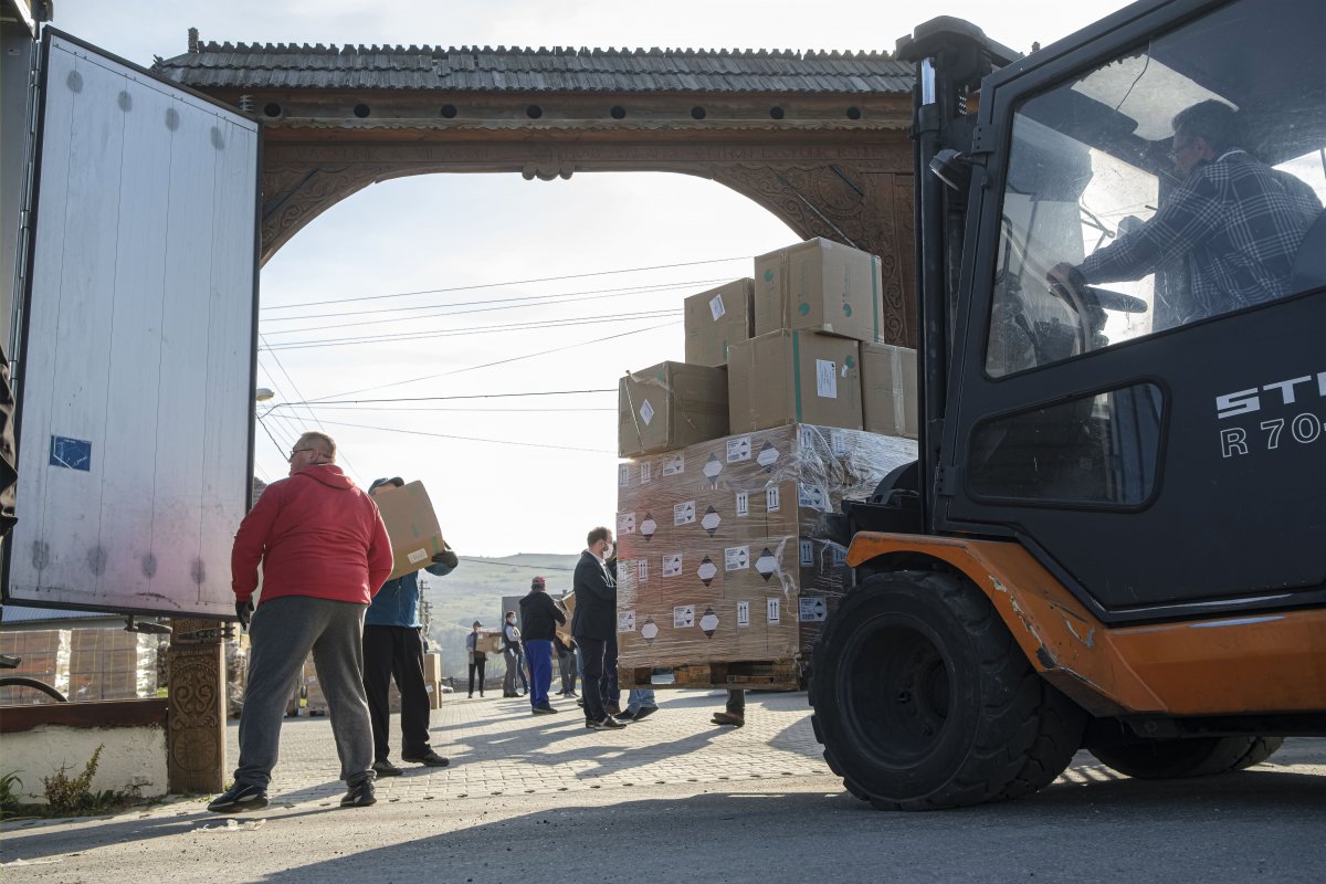 A magyarországi adományt pakolják a Hargita megyei Farkaslaka polgármesteri hivatalának udvarán &bullet;  Fotó: MTI/Veres Nándor