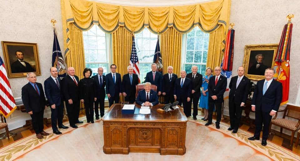 Donald Trump a Fehér Házban az új típusú koronavírus elleni intézkedéseket összehangoló kormányzati munkacsoport tagjaival • Fotó: Donald Trump/Facebook