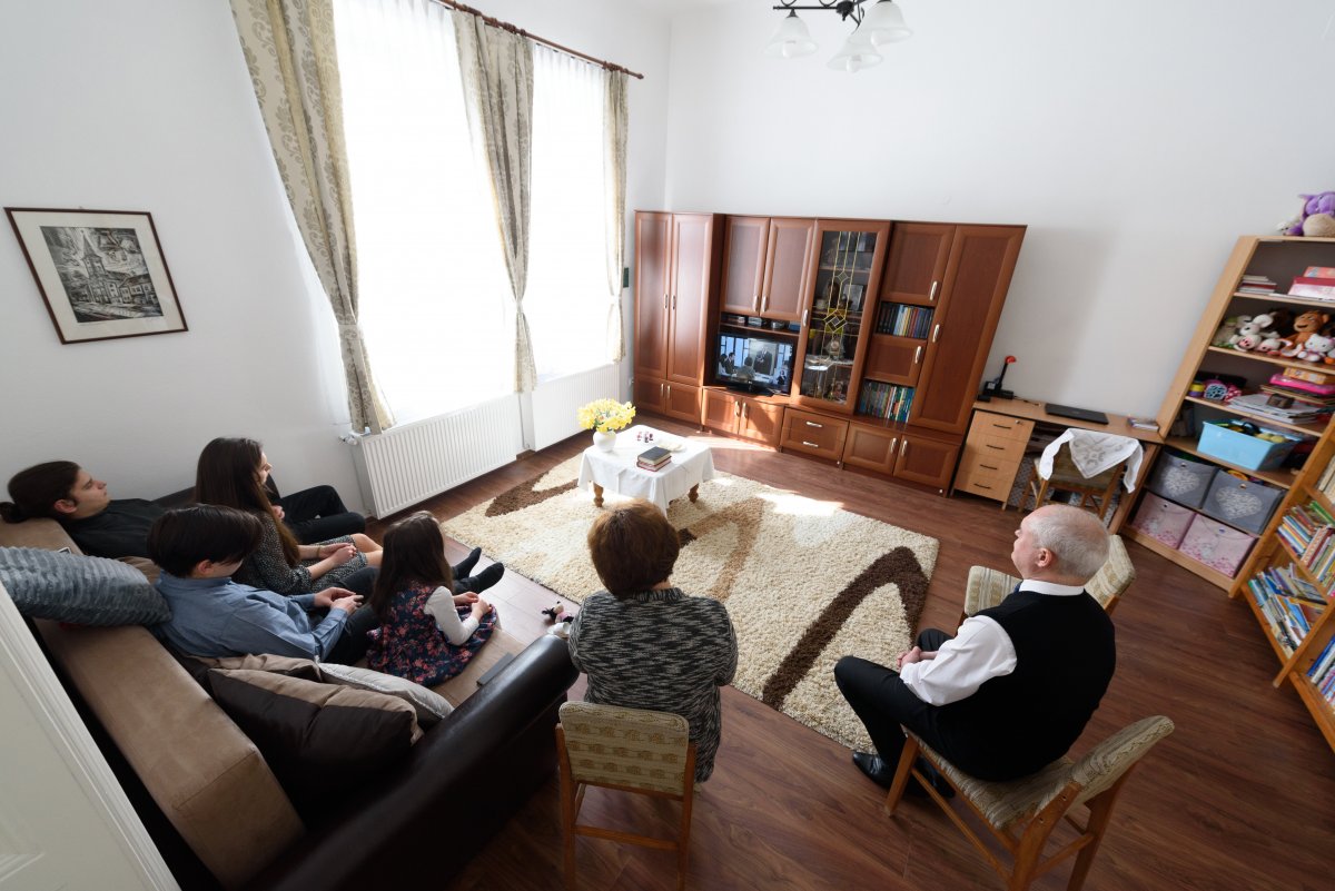 Gáll Sándor református lelkipásztor kolozsvári otthonában családjával figyeli Bogárdi Szabó István, a Magyarországi Református Egyház zsinatának lelkészi elnöke Duna Televízión közvetített húsvéti istentiszteletét &bullet;  Fotó: MTI/Kiss Gábor
