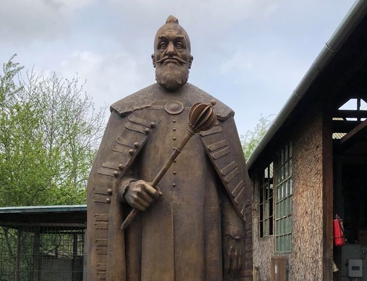 Áll az alku, áll a bál Bethlen Gábor szobra körül