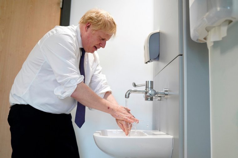 Visszatért a munkahelyére a vírust „két vállra fektető” brit kormányfő