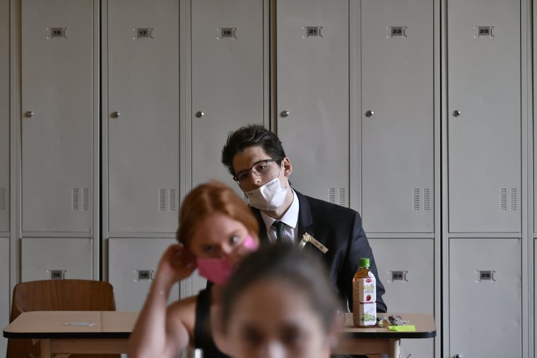 Tízfős osztályokban indul újra az oktatás, a maszkok viselését is előírhatják