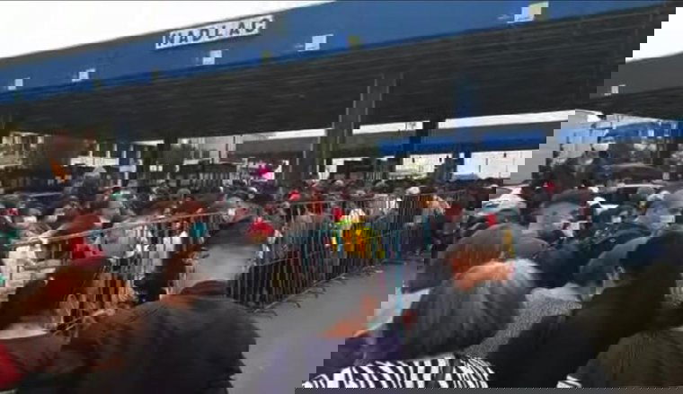 Káosz a magyar–román határon, ezrével torlódnak fel a szükségállapot feloldása miatt hazatérők