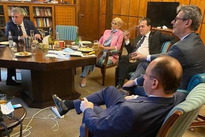 Maszkviselés elmulasztása miatt megbírságolt politikusok: mennyi az annyi?