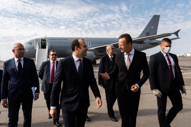 Szijjártó Péter védőfelszerelés-szállítmányt kísért el a Moldovai Köztársaságba