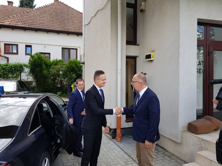 Szijjártó: Magyarország nem akar kampánytémává válni a romániai választásokon