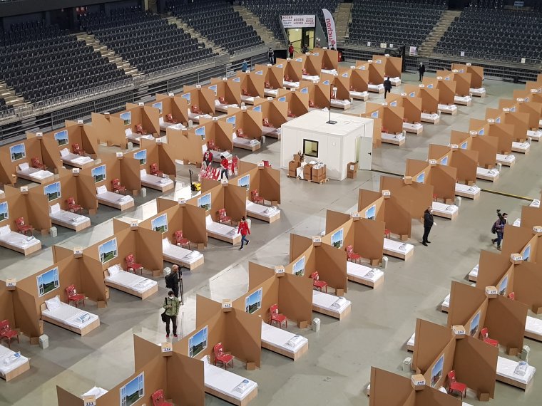 Tábori elfekvő végszükség esetére a kolozsvári sportcsarnokban