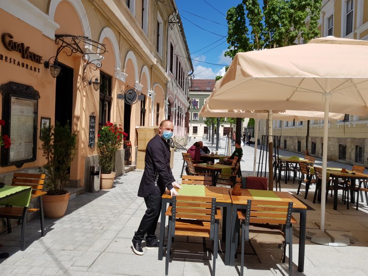 Már 13 megyében, köztük Biharban kötelező bezárni éjfélkor a teraszokat