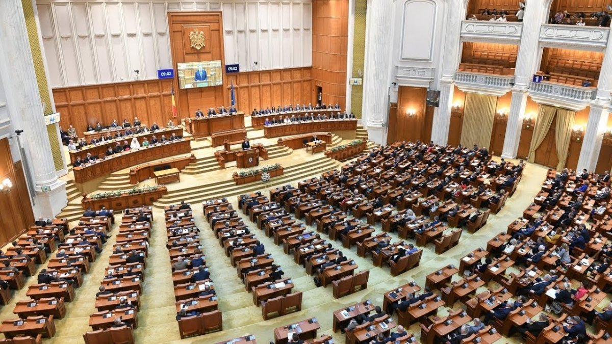 Úgy tesznek, mintha? A honatyák másodszor is megszavazták saját nyugdíjuk megnyirbálását •  Fotó: Presidency.ro